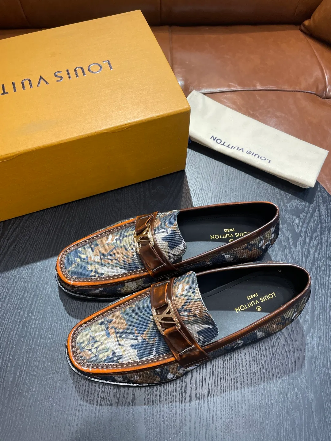 [LV] Leather shoes - High-end quality - Upper: 🔝Tumbled cowhide, Nappa cowhide, brand logo sewn on the shoe body - Inner: cowhide, foot pad; water-dyed cowhide - Outsole: T men's shoes 💰R·Rubber foam; two-color molded outsole -Super high quality control·Fine workmanship: highlighted (high-end·luxury·grade) -Size: 38-44 (45 can be customized)